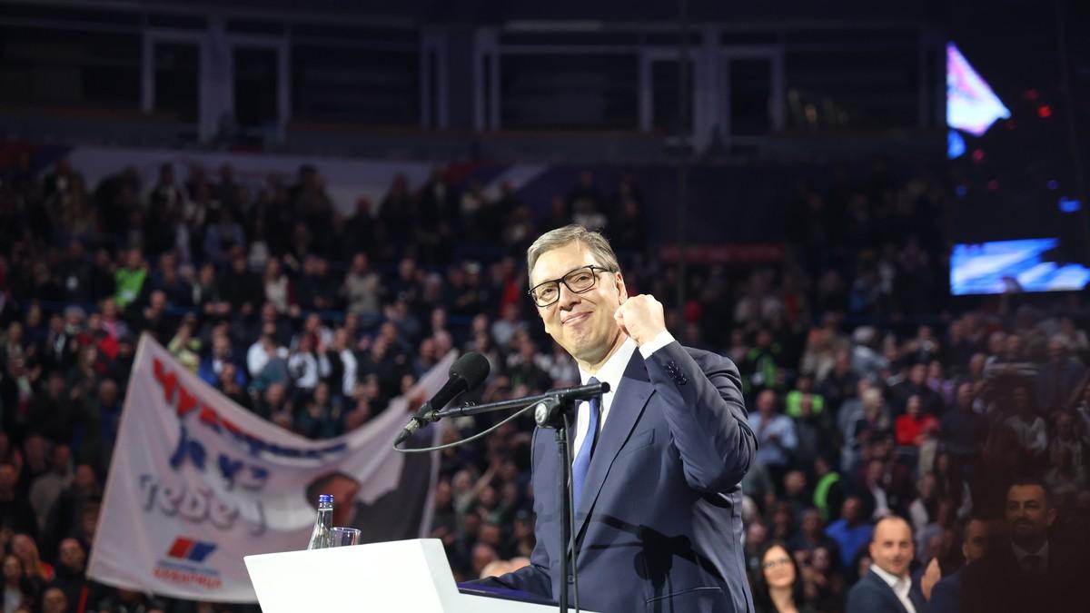 “za-samo-4-godine-prosecna-plata-bice-1.700-evra,-a-penzija-750!”-vucic-na-skupu-sns:-“to-obecavam-gradanima” “za-samo-4-godine-prosecna-plata-bice-1.700-evra,-a-penzija-750!”-vucic-na-skupu-sns:-“to-obecavam-gradanima”