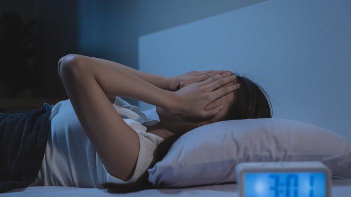 zasto-nekad-cujemo-glasove,-korake,-lupanje-ili-kucanje-tokom-noci:-auditivne-halucinacije-nisu-uvek-znak-sizofrenije