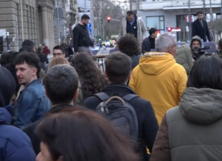 Трибина о положају српских професора и студената на КиМ испред Ректората у Београду Трибина-о-положају-српских-професора-и-студената-на-КиМ-испред-Ректората-у-Београду