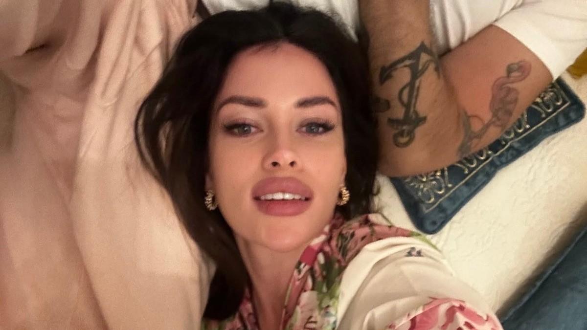 “jel-ova-stvarno-misli-da-ce-neko-da-poveruje-da-je-prirodna?”-zenu-ognjena-amidzica-prozivali-zbog-izgleda:-ona-sada-podelila-staru-fotku-(foto) “jel-ova-stvarno-misli-da-ce-neko-da-poveruje-da-je-prirodna?”-zenu-ognjena-amidzica-prozivali-zbog-izgleda:-ona-sada-podelila-staru-fotku-(foto)