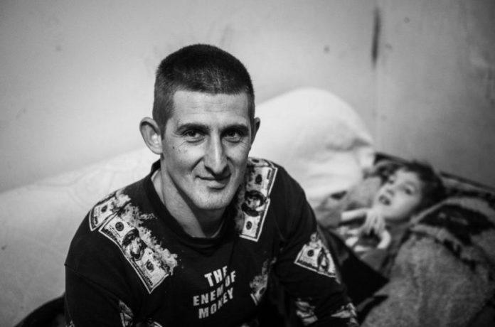 “idi,-ali-ja-ne-dam-sina-u-dom!”-pozrtvovani-dejan-se-lavovski-bori-za-sina-luku-(13)-koji-ima-misicnu-distrofiju-–-evo-kako-im-mozemo-pomoci