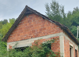 Kuća i plac na prodaju za 12.000 evra! Idealna za miran život van grada, ali ima jedna caka: Evo o čemu se radi (FOTO) kuca-i-plac-na-prodaju-za-12.000-evra!-idealna-za-miran-zivot-van-grada,-ali-ima-jedna-caka:-evo-o-cemu-se-radi-(foto)