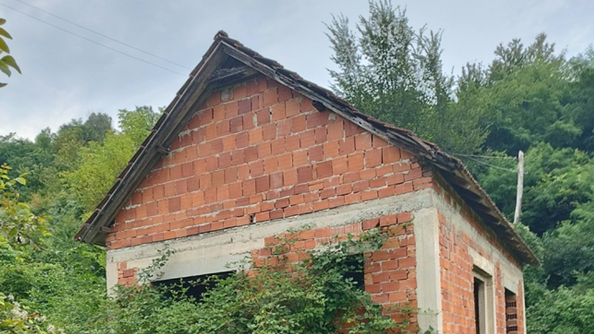 kuca-i-plac-na-prodaju-za-12.000-evra!-idealna-za-miran-zivot-van-grada,-ali-ima-jedna-caka:-evo-o-cemu-se-radi-(foto) kuca-i-plac-na-prodaju-za-12.000-evra!-idealna-za-miran-zivot-van-grada,-ali-ima-jedna-caka:-evo-o-cemu-se-radi-(foto)