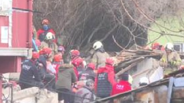 Срушиле-се-две-зграде-у-Истанбулу,-пет-особа-извучено-из-рушевина Срушиле-се-две-зграде-у-Истанбулу,-пет-особа-извучено-из-рушевина