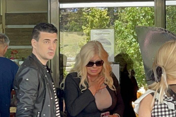 “udarao-je-u-auto,-postoje-kamere”!-napadnuta-pevacica-otkrila-stravicne-detalje-–-tada-je-moglo-da-bude-kobno!