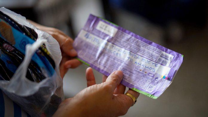 prljavi-ves-i-cokoladice:-kako-su-venecuelanski-zatvorenici-krijumcarili-poruke-iz-zatvora