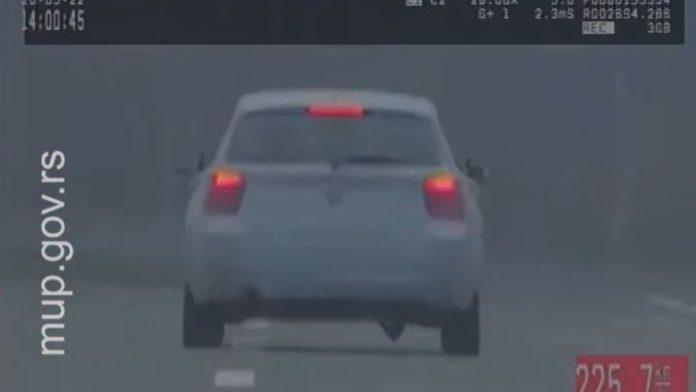 vozila-220-gde-je-ogranicenje-80!-devojka-(30)-divljala-na-putu-u-bmw-u:-presretaci-je-zaustavili-(video)