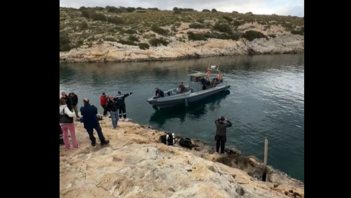 (video)-“davolji-bunar”-progutao-ronioca-u-toku-dramaticna-potraga-u-grckoj:-muskarac-zarobljen-na-28-metara-dubine-u-pecini-smrti,-ima-kiseonika-za-jos-samo-par-sati