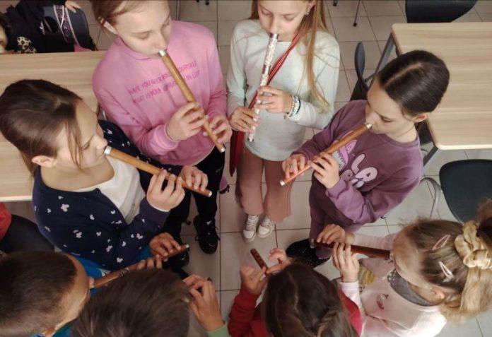 ovako-se-cuva-srpska-tradicija!-ucenici-iz-bresnice-vec-treci-mesec-uce-kako-da-sviraju-frulu