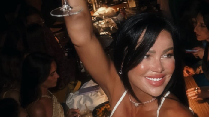 stanija-pokazala-ko-je-ispraca-u-rijaliti-starleta-ulazi-u-elitu-9,-a-evo-sa-kim-provodi-poslednje-trenutke-pred-useljenje-na-imanje-u-simanovcima:-grli-je-i-ne-skidaju-osmehe-(foto)