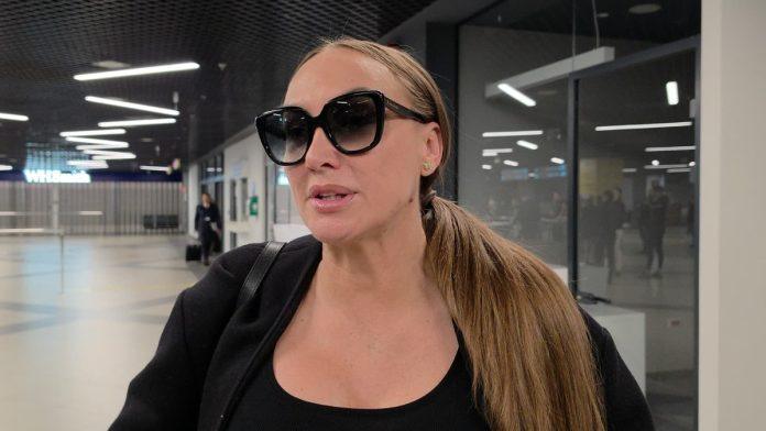 goga-sekulic-na-ivici-suza,-imala-prvi-nastup-nakon-smrti-majke-stigla-u-crnini,-bol-i-tuga:-“sin-grli-bakinu-sliku,-izlazila-sam-iz-kuce-samo-da-njega-vodim-kod-logopeda”-(video)