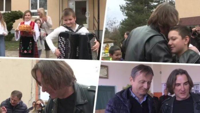 mitrovic-posetio-rodni-kraj-svojih-predaka:-svaki-dak-u-markovici-dobio-tablet-i-skolski-pribor,-a-skoli-urucena-i-velika-novcana-donacija