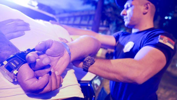 drogiran-bezao-od-policije,-pa-se-zakucao-u-ogradu!-uhapsen-novopazarac-zbog-ometanja-sluzbenog-lica-u-vrsenju-sluzbene-duznosti