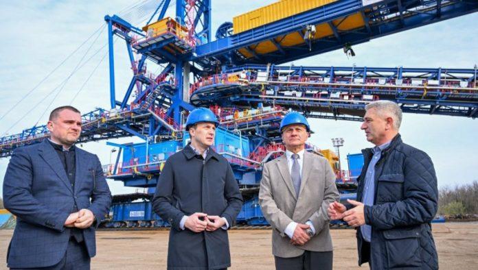 zavrsena-montaza-odlagaca-za-pk-„radljevo“:-metalni-kolos-dug-125-metara-krece-na-radnu-poziciju