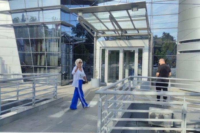 izbio-skandal-uzivo-na-pinku!-pevacica-se-pojavila-u-emisiji-bez-zuba,-voditeljka-ostala-u-soku!