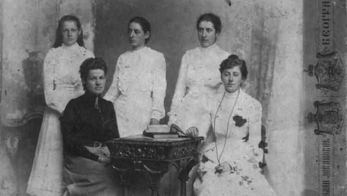 plac-za-okrvavljenim-i-namucenim-junacima:-nadezda-se-sa-vojskom-povlacila-u-nagorelom,-blatnjavom-sinjelu-uz-bolnicke-arnjeve-i-ranjenike