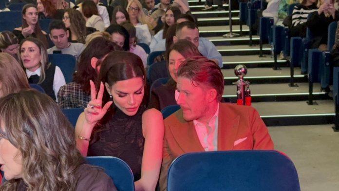 supruga-naseg-mocnika-vise-ne-izgleda-ovako-pohvalila-se-novim-izdanjem:-nosi-providno,-dekolte-puca-(foto)