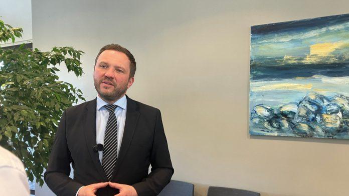 “putin-je-najbolji-zagovornik-procesa-prosirenja”-“blic”-u-talinu,-sef-diplomatije-estonije:-zelimo-reformisanu-srbiju-kao-clana-eu