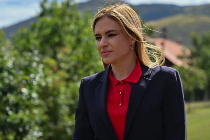 otpor-okupaciji-–-odmalena!-ministarka-stamenkovski-objavila-snimak-iz-1999.-godine,-na-ramenima-oca-rajka-protiv-nato-agresije-(video)