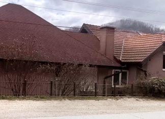 PREMINULI DEČAK ZA 2 MESECA TREBALO DA PROSLAVI ROĐENDAN! Prve slike sa mesta gde je mališan popio otrov misleći da je sok: Ivanjica u SUZAMA (FOTO) preminuli-decak-za-2-meseca-trebalo-da-proslavi-rodendan!-prve-slike-sa-mesta-gde-je-malisan-popio-otrov-misleci-da-je-sok:-ivanjica-u-suzama-(foto)