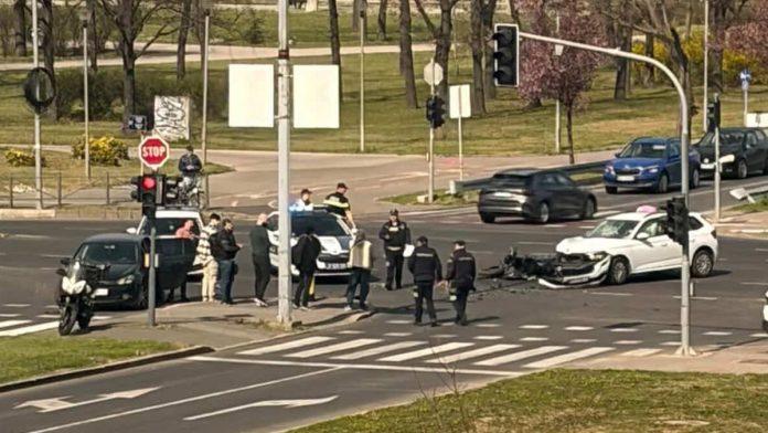 oboren-motociklista-kod-usca-u-saobracajnoj-nesreci-ucestvovalo-i-taksi-vozilo:-policija-na-licu-mesta,-stvaraju-se-guzve-(foto)