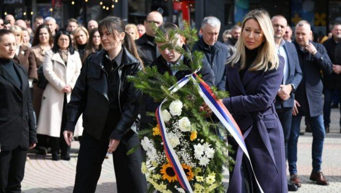 da-se-nikada-ne-zaboravi:-na-kosovu-i-metohiji-komemorativni-skup-i-polaganje-venaca-povodom-godisnjice-pocetka-nato-agresije-(foto)