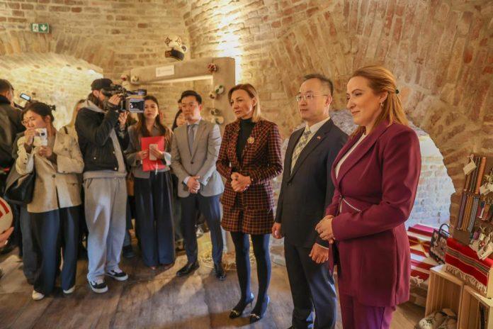 srbija-dobija-suvenir-koji-spaja-tradiciju,-diplomatiju-i-turizam:-predstavljene-pustovane-lopte-sa-cirilicnim-i-kineskim-pismom