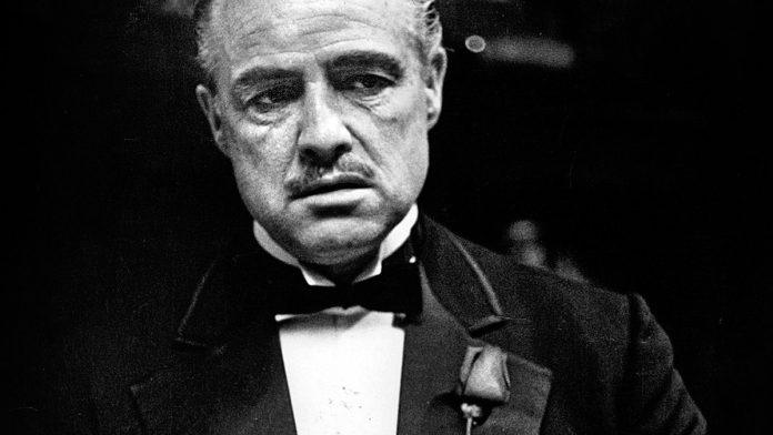 zanimljivosti-koje-(mozda)-niste-znali-o-filmu-“kum”:-ko-je-gurao-vatu-u-usta,-ko-je-koga-zaista-prebio-u-brutalnoj-sceni,-da-li-je-elvis-dosao-na-audiciju…