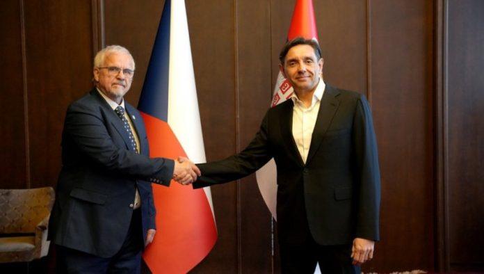 vulin-sa-poslanikom-evropskog-parlamenta-iz-ceske-republike-ivanom-davidom:-razgovarano-o-ubrzanim-promenama-geopoliticke-situacije-u-svetu