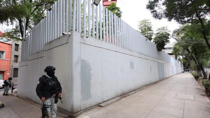 ucenik-(15)-ubio-nastavnicu-i-radnicu-u-skoli-uzas-u-meksiku:-izresetao-ih-hicima-iz-puske