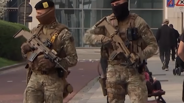 (video)-haos-u-srcu-evrope-vojska-pod-punom-opremom-i-dugim-cevima-na-ulicama-u-vise-zemalja,-gradani-u-strahu