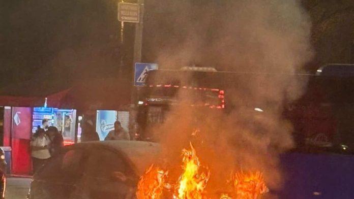 buktinja-guta-automobil-na-altini-buknuo-ogroman-pozar:-vozaci,-oprez!