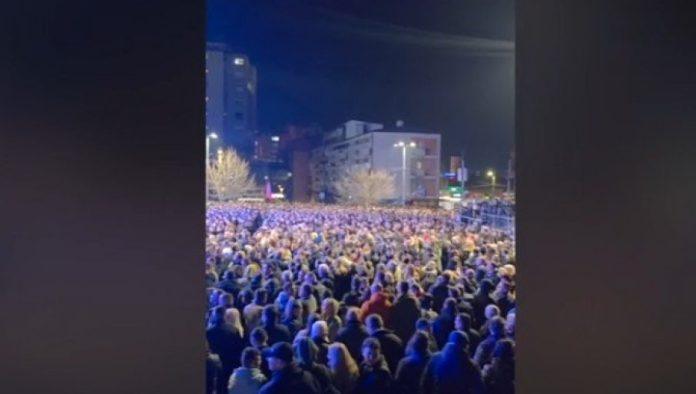 vise-od-10.000-ljudi-na-trgu-u-vranju:-mase-ljudi-prisustvuju-obelezavanju-dana-secanja-na-stardale-u-nato-agresiji-(video)