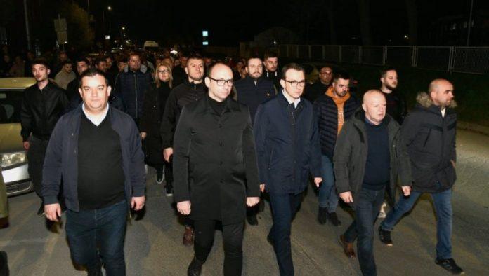 nepregledna-kolona-srba-stize-u-vranje:-prisustvovace-obelezavanju-dana-secanja-na-stradale-u-nato-agresiji-1999.-godine-(video)