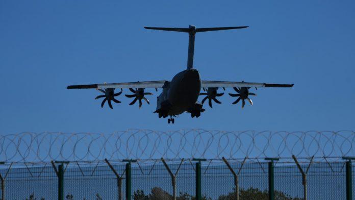 britanija-rasporeduje-pvo-sistem-na-kipru!-presretnutno-14-iranskih-dronova,-jedna-baza-na-meti