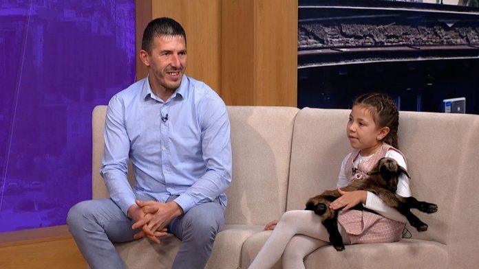 otac-i-cerka-izabrali-selo-i-koze-umesto-urbanog-gradskog-zivota:-“svi-su-mi-se-smejali-i-pitali-me-da-li-sa-normalan!-ja-sam-ziv-primer-da-moze-da-se-uspe!”