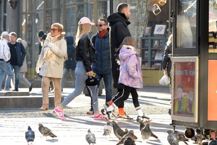 ljudi-u-srbiji-idu-ulicom-i-placu:-svi-se-pitaju-o-cemu-se-radi:-nemila-pojava-otezava-svakodnevni-zivot,-a-tek-je-pocelo