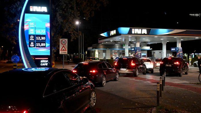 dosao-na-pumpu-i-sokirao-sve!-sipao-vise-od-400-litara-dizela,-napunio-automobil-i-kanistere:-prisutni-ostali-u-neverici