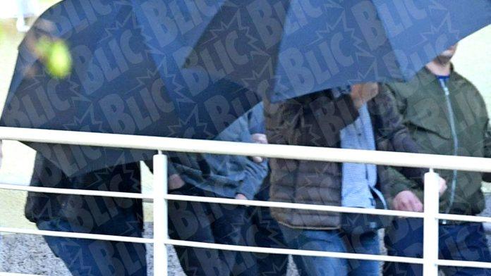 (foto,-video)-decak-ubica-izveden-iz-bolnice!-na-glavi-imao-kacket,-policajci-digli-kisobran-da-ga-sakriju:-odmah-odvezen-u-sud!