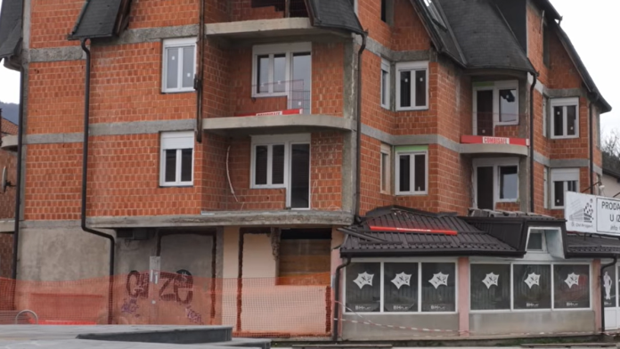 gastarbajter-se-vratio-iz-austrije-nakon-20-godina-pa-zasukao-rukave!-svi-gledaju-sta-gradi-u-samom-centru-grada-i-ne-veruju-(video)