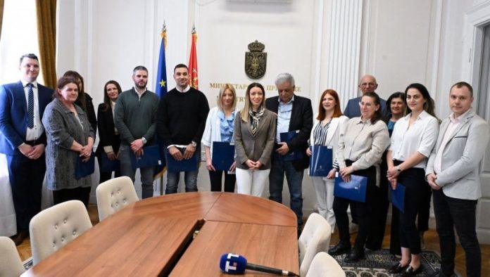 podrska-drzave-preduzetnicima:-mesaroviceva-urucila-resenja-o-bespovratnim-sredstvima-malim-privrednicima-u-sest-gradova