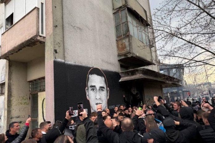 grobari-zagrmeli-u-niksicu-pred-policijom:-evo-sta-su-zapevali-u-cast-andrije-delibasica-(video)