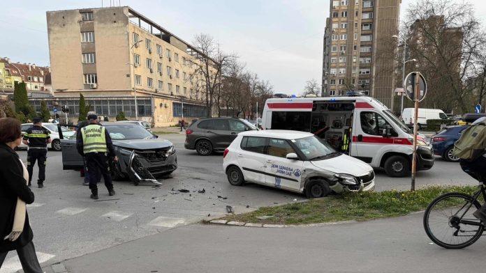 (video)-teska-saobracajna-nesreca-u-novom-sadu-automobili-polupani,-policija-i-hitna-pomoc-na-terenu:-ima-povredenih