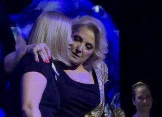 SNEŽANA ĐURIŠIĆ SE SLOMILA NA SCENI ZBOG ĆERKE! Pevačica grca u suzama nakon susreta – Ceo život mi je prošao pred očima! (VIDEO) snezana-durisic-se-slomila-na-sceni-zbog-cerke!-pevacica-grca-u-suzama-nakon-susreta-–-ceo-zivot-mi-je-prosao-pred-ocima!-(video)
