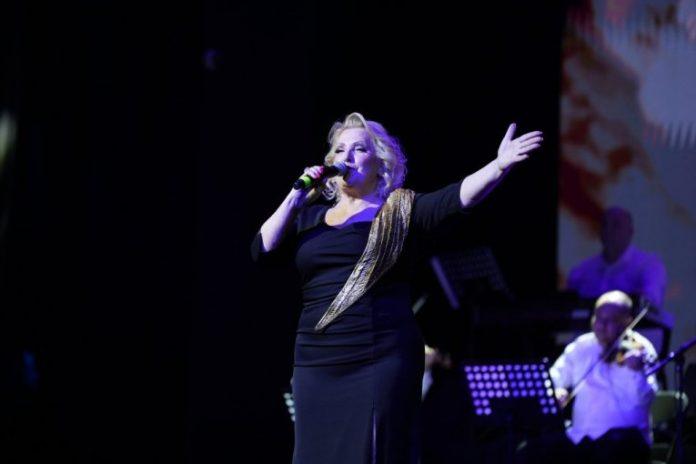 ona-je-gost-iznenadenja-na-koncertu-snezane-durisic!-na-crveni-tepih-doslo-pola-estrade,-a-kada-se-pojavila-ona-sa-ovim-dekolteom-vilice-su-pale-svima!-(video)