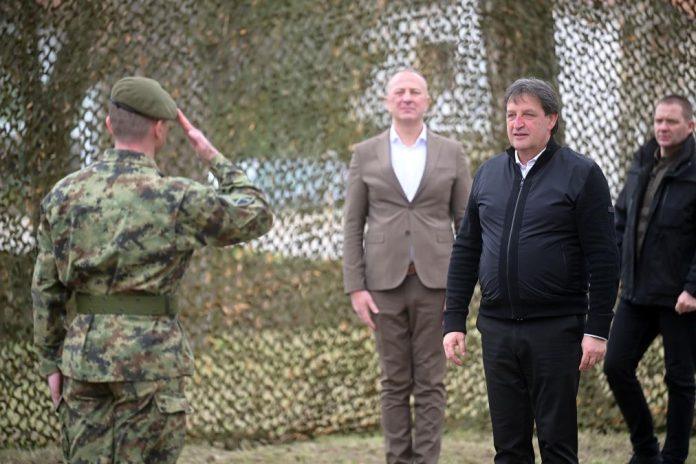 ministar-odbrane-bratislav-gasic-obisao-kasarnu-u-knjazevcu:-planira-se-vracanje-regruta-i-mogucnost-industrijske-zone-(foto)