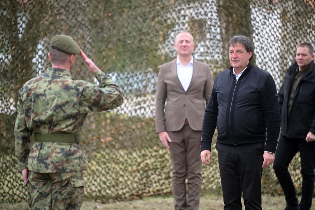 ministar-odbrane-bratislav-gasic-obisao-kasarnu-u-knjazevcu:-planira-se-vracanje-regruta-i-mogucnost-industrijske-zone-(foto) ministar-odbrane-bratislav-gasic-obisao-kasarnu-u-knjazevcu:-planira-se-vracanje-regruta-i-mogucnost-industrijske-zone-(foto)