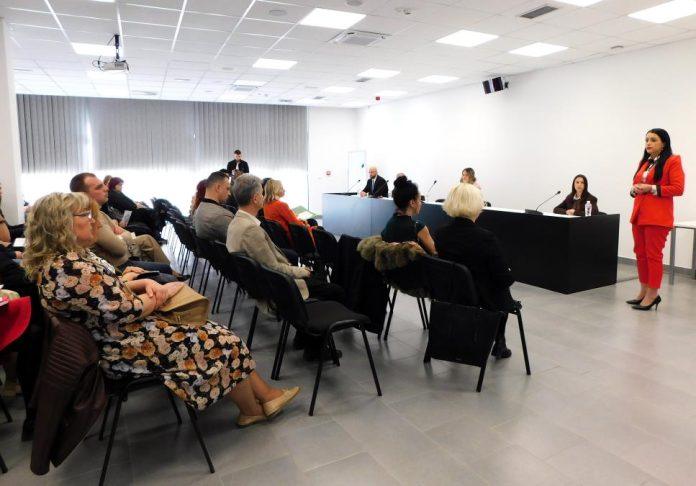 blago-koje-treba-cuvati!-tribina-“porodica-u-savremenom-drustvu”-odrzana-u-loznickom-inovacionom-centru:-“svaki-problem-ima-resenje”