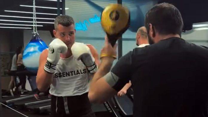 devojke-odlepile-za-sinom-lepe-brene-viktor-podelio-snimak-sa-boks-meca,-svaki-misic-mu-se-ocrtava-(video)