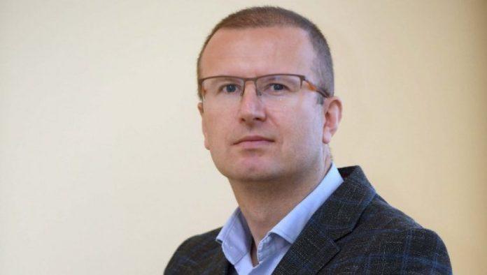 komentar:-dilas-u-dvorcu-luja-sesnaestog